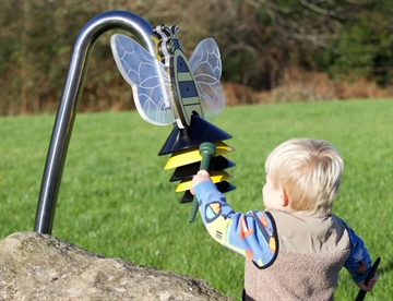 Bumblebee Bells - Sød lydskulptur i form af Humlebi - Udendørs musikinstrument inspireret af naturen