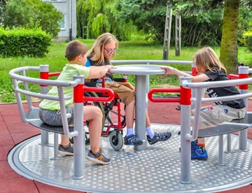 Yugo 3 karrusel til kørestolsbrugere - Inkluderende legeplads