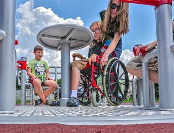 Karrusel til kørestolsbrugere - inkluderende legeredskab