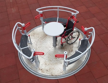Karrusel udviklet til kørestolsbrugere på inkluderende legepladser