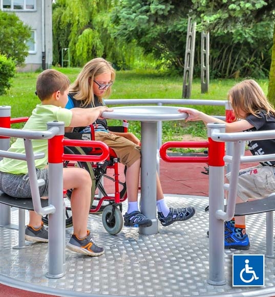 Yugo 3 karrusel til kørestolsbrugere - Kørestolsvenlig legeplads
