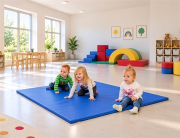 Kombineret kravlemåtte og legemadras i kunstlæder - perfekt til institutioner med små børn