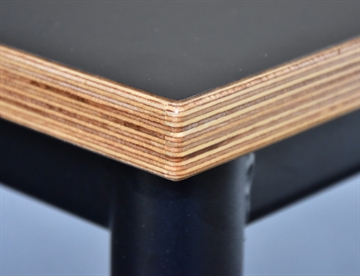 Standard sort stel + bordplade (24mm, spån) m. laminat el. linoleum på overfladen og massiv krydsfiners kant