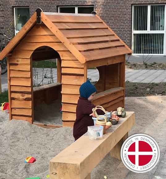 Legehus med købmandsdisk / kiosk til rollelege på legepladsen - Dansk produceret