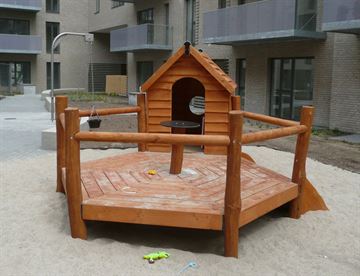 Legehus med platform og sandhejs - Lækkert legehus til legepladsen