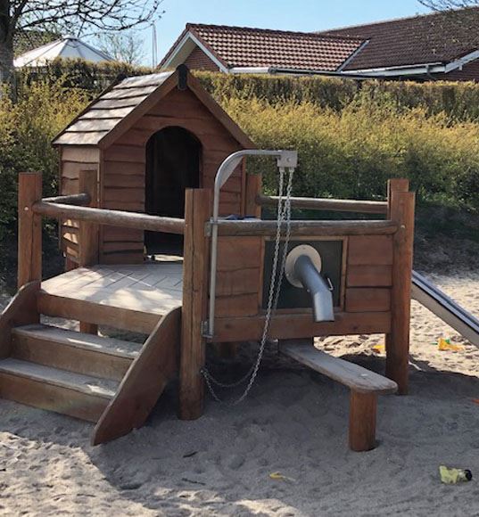 Hold op Gør det ikke sjælden Legehus med platform, sandleg og stål rutsjebane | BOEL