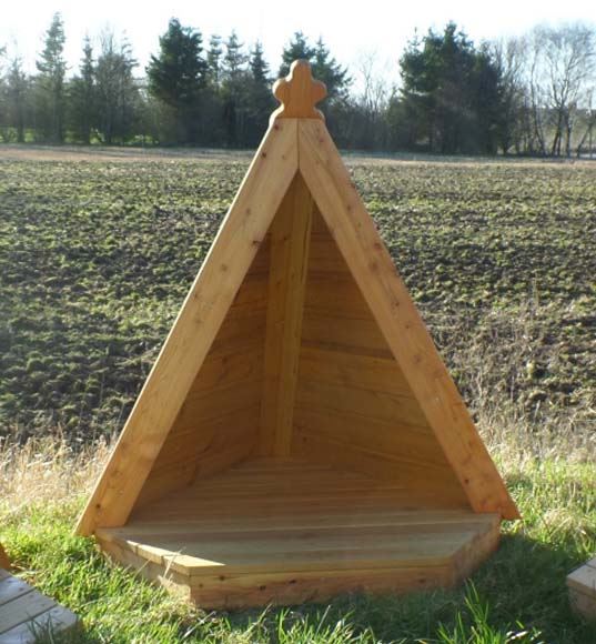 Mini Tipi med plateau - Lille legehytte i træ velegnet til brug i vuggestuer mv.