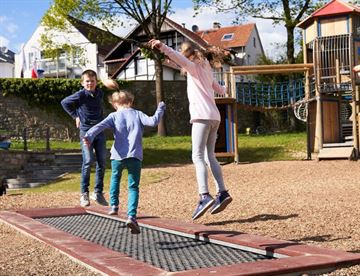 Aflang trampolin med let adgang for kørestolsbrugere