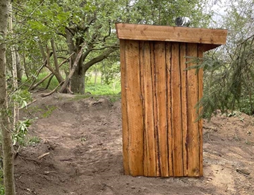 Multtoilet m. nedgravet tank - Separationstoilet til shelterpladsen og andre udendørs opholdsrum 