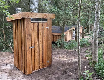 Muldtoilet m. nedgravet tank til shelterpladsen mm 