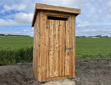 Multtoilet m. nedgravet tank - Toilet / lokum til det udendørs opholdsrum.