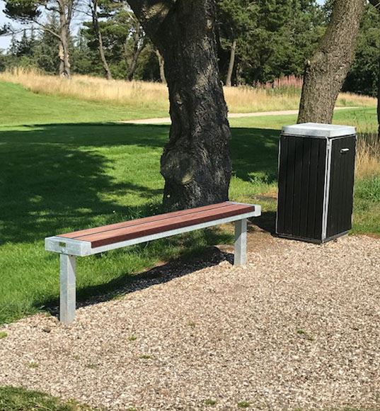 Nedgravet Rosenholm Plint med planker i mahogni hårdttræ
