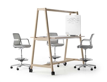 Nova Wood Multibord - flytbar mødestation / arbejdsstation til kontorer mv - Her med hjul og whiteboard tavle