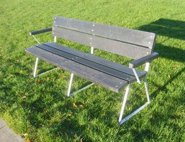 Plankebænk m. ryg og armlæn - parkbænk med god siddekomfort - planker i genbrugsplast