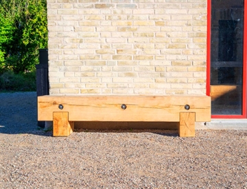 RUNA Plint 1800 mm - Park og byrumsmøbel i Egetræssveller