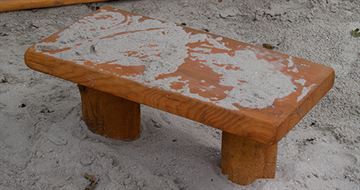 Sandbord i robinie til sandkassen
