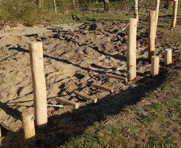 Vaklebro med tov - balanceredskaber med robinia stolper.