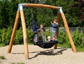 Gyngestativ med robiniestolper og fugleredegynge - gyngestativ i træ