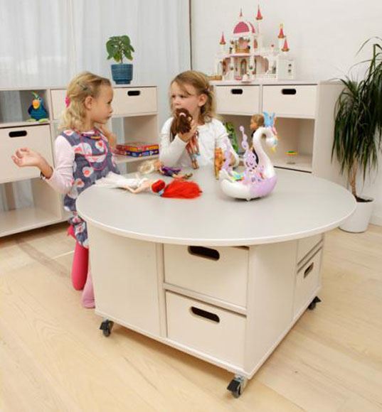 Legebord med rund bordplade, hjul og opbevaringskasser, velegnet til børnehave brug
