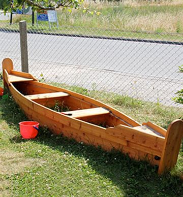 Kano i træ til legepladsen