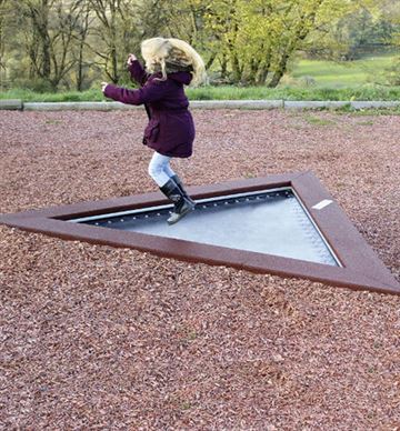 Trampolin TRIANGULUM - Trekantet trampolin til udendørs brug