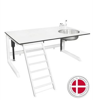 Fritstående hæve-sænke puslebord m. stige, vask og armatur - Dansk produceret
