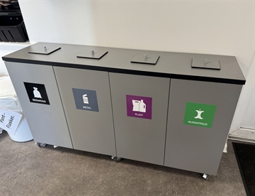 Kundebillede til indpiration - her i farve mellemgrå laminat og med hjul og låg