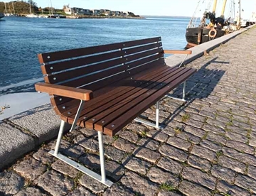Samsø parkbænk med armlæn og bambus lister - her farve Cognac