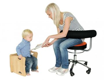 Sanus ergonomisk stol med roterbar arm/ryglæn velegnet til arbejdsopgaver i børnehøjde - arbejdsstol institutioner