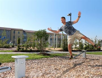 Slackline til sjove balanceøvelser på aktivitetsområdet