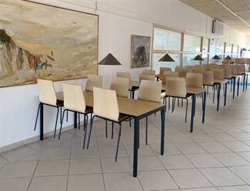 Square bord med laminat - her sammen med Spela stabelbare stole of stoleophæng på bordenen