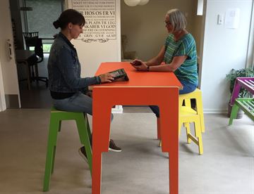 Frigg højbord med taburetter - Frigg stabelbare Institutionsmøbler