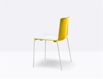 Tweet stabelbar stol fra Pedrali - her med hvidt pulverlakeret stel og hvid/gul sæde (BI_GI) 