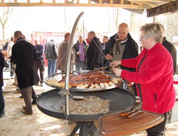 Stor bålgrill med diverse tilbehør