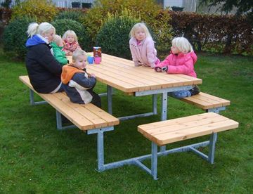 Langbord med bænke uden ryg - stort bord/bænkesystem med plads til ca. 16 pers.