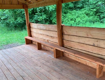 Bænk og trægulv - eventuelt tilkøb til bålhytte