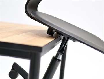 TILKØB - Stoleophæng i form af sort gummidup bag på stol