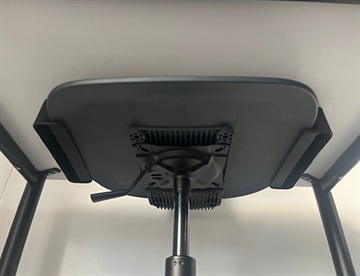 TILKØB - Stoleophæng i sort plast til selvmontering på bord