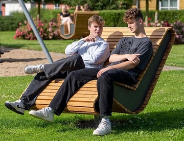 TimberChair her med tilkøbt ophæng / fod til fastmontering - Vippemøbel (bred)