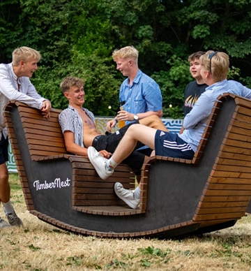 TimberNest Byrumsmøbel - Socialt Vippemøbel - Byrum inventar 