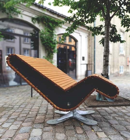 TimberRest bænk med drejeligt stel - Byrumsmøbel i bæredygtig design 