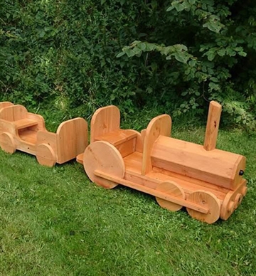 Tog med vogne - Legeredskab i træ til legepladsen - Dansk produceret
