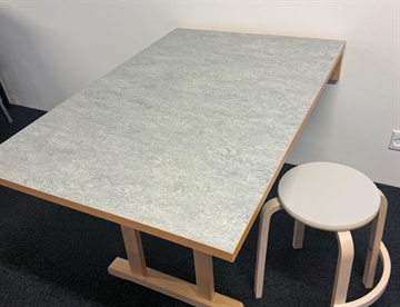 Væghængt bord m. linoleum - Vægmonteret klapbord