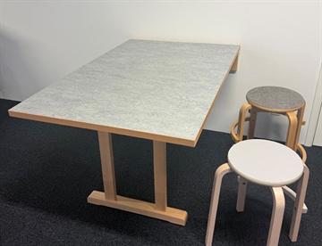 Væghængt bord m. linoleum - her vist med taburetter