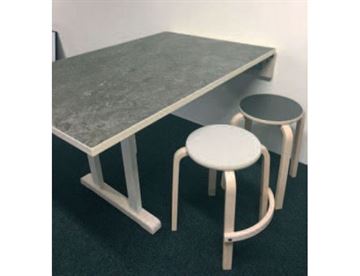 Væghængt bord her med støjdæmpende linoleum