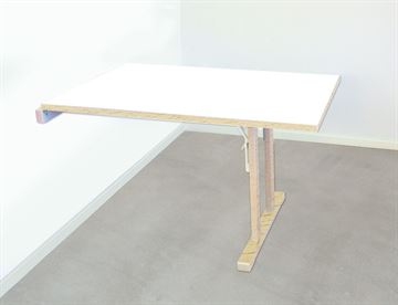 Væghængt bord - Bord til montering på væg her med støjdæmpende linoleum