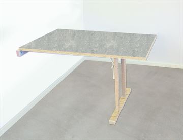 Væghængt institutionsbord med støjdæmpende linoleum, opklappelig