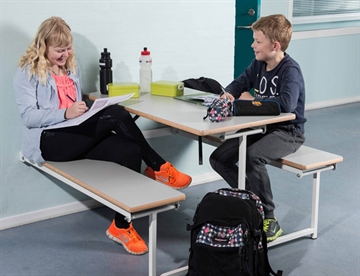 Væghængt klapbord med integrerede bænke - Pladsbesparende institutionsmøbel