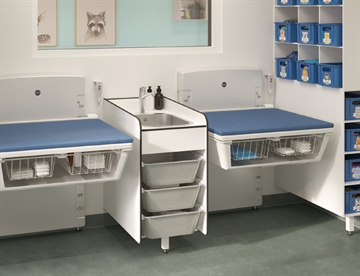Vaskeskab til installation mellem 2 pusleborde i institutionens puslerum